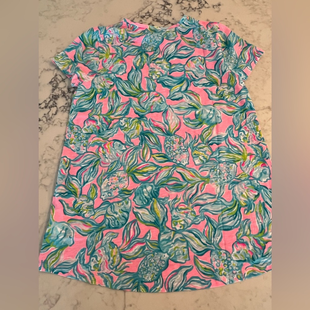 New Lilly Pulitzer top Medium Multicolor T Shirt Pelican Pink Off The Scales - Picture 2 of 5